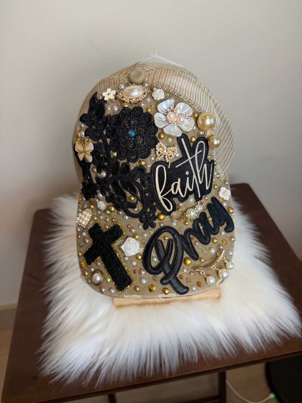 TAN/BLACK FLOWER/PEARLS BASEBALL CAP