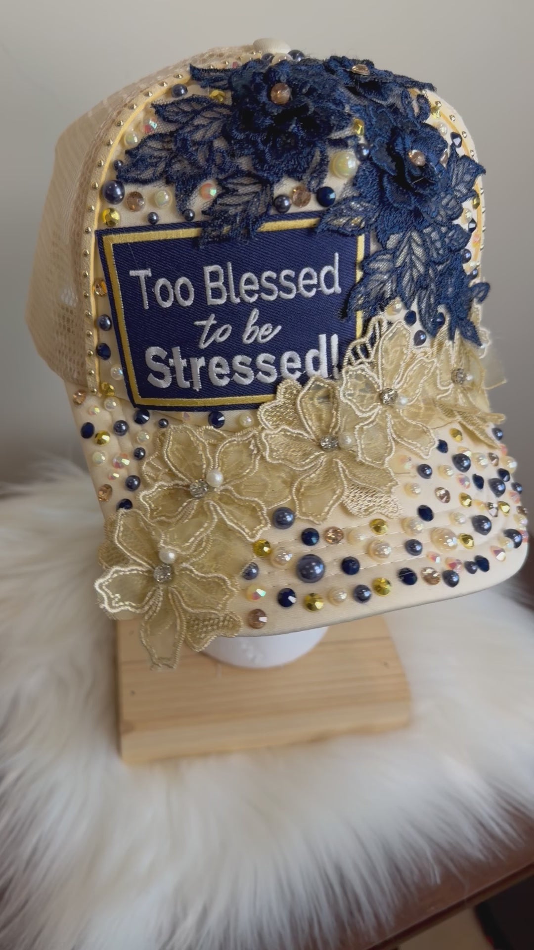 BEIGE & NAVY BLUE FLOWER CHIC TRUCKER HAT